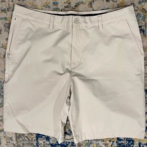 mens vineyard vines on the go shorts. Color is Stone